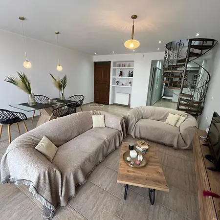 Rallia Two~storey Apartment